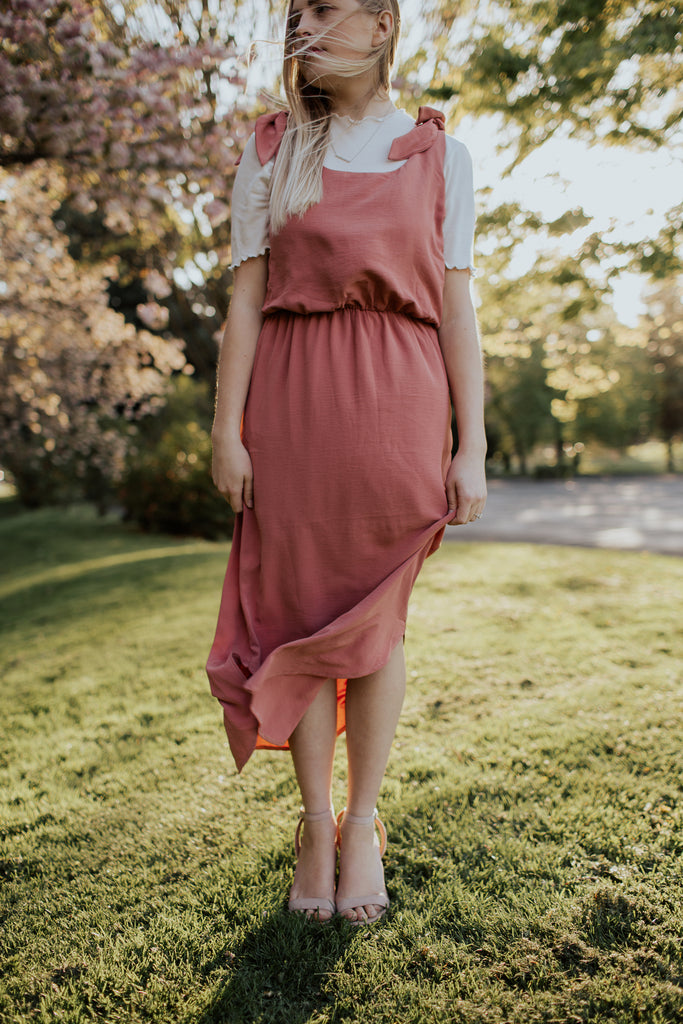Darcy Shoulder Tie Dress in Mauve